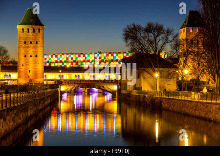 Blick auf die drei Türme der gedeckten Brücken (Ponts Couverts), Teil der ehemaligen Stadtbefestigung, Straßburg, Elsass, Frankreich Stockfoto