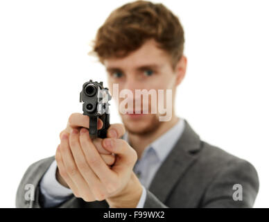 Hübscher junger Mann, mit dem Ziel, der Waffe zu einem unsichtbaren Ziel mit selektiven Fokus Stockfoto