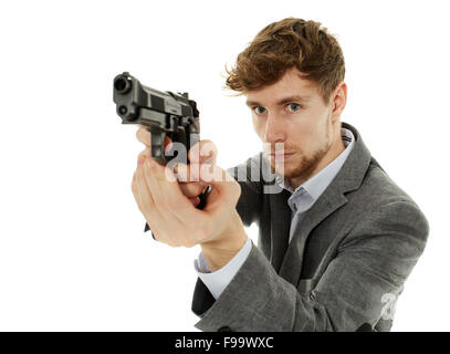 Hübscher junger Mann, mit dem Ziel, der Waffe zu einem unsichtbaren Ziel mit selektiven Fokus Stockfoto