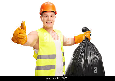 Junge männliche Abfallsammler hält einen Müllsack und einen Daumen aufgeben isoliert auf weißem Hintergrund Stockfoto