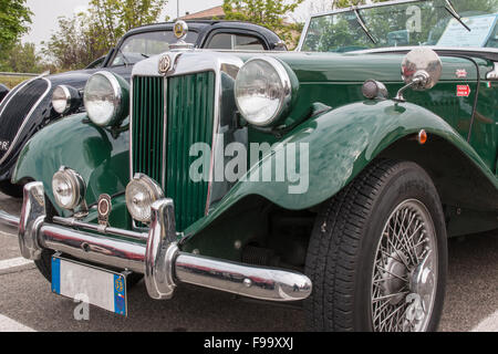 PARMA, Italien - APRIL 2015: MG Retro Oldtimer Frontansicht Detail Stockfoto