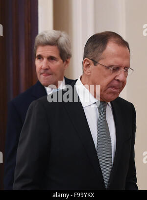 Moskau, Russland. 15. Dezember 2015. US-Außenminister John Kerry (L) und der russische Außenminister Sergei Lavrov gelten bei einem bilateralen Treffen in Moskau, Russland, am 15. Dezember 2015. Bildnachweis: Dai Tianfang/Xinhua/Alamy Live-Nachrichten Stockfoto