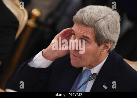 Moskau, Russland. 15. Dezember 2015. US-Außenminister John Kerry hört, wie er mit der russische Außenminister Sergei Lavrov (nicht im Bild) trifft während seines Besuchs in Moskau, Russland, am 15. Dezember 2015. Bildnachweis: Dai Tianfang/Xinhua/Alamy Live-Nachrichten Stockfoto