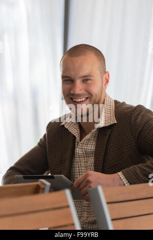 Junge Unternehmer auf eine Kaffeepause. Tablettcomputer verwenden. Stockfoto