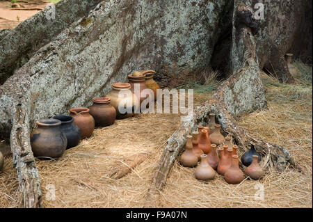 Angebote im Nakayima Tree, eine aktive Schrein Mubende Hill, Uganda Stockfoto