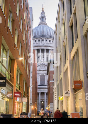 Dome am St. Pauls Cathedral, London, am späten Abend. Stockfoto