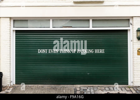 Kein Parkplatz-Schild an Garagentor, London, UK Stockfoto