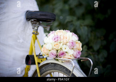 Close-up der Braut im weißen Hochzeit Kleid mit Retro-Fahrrad Stockfoto