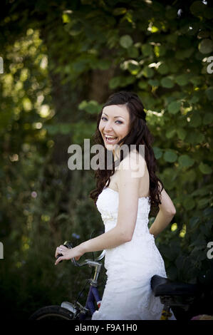 Braut in weiß Hochzeit Kleid mit Retro-Fahrrad Stockfoto