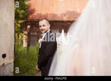 Porträt der schönen Bräutigam im Garten immer bereit für die Hochzeit. Stockfoto