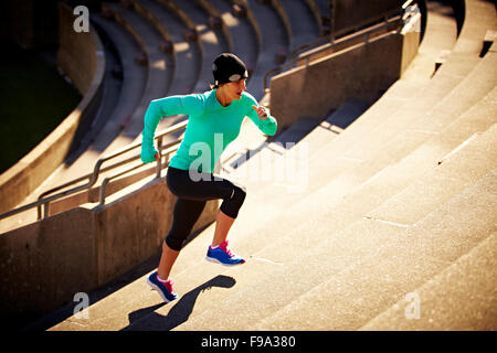 Trainiere auf der Treppe des Harvard University Stadions Stockfoto