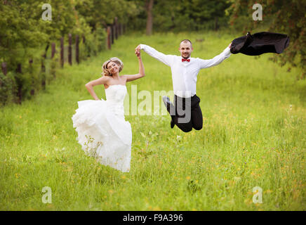 Glückliche Braut und Bräutigam genießen Sie ihren Hochzeitstag in der grünen Natur Stockfoto