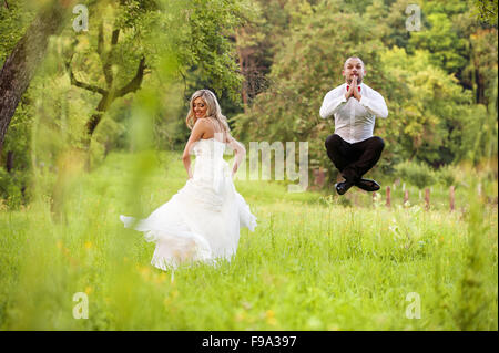 Glückliche Braut und Bräutigam genießen Sie ihren Hochzeitstag in der grünen Natur Stockfoto