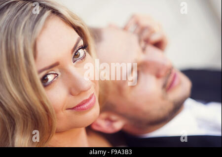 Porträt der glückliche junge Braut und Bräutigam am Tag ihrer Hochzeit Stockfoto