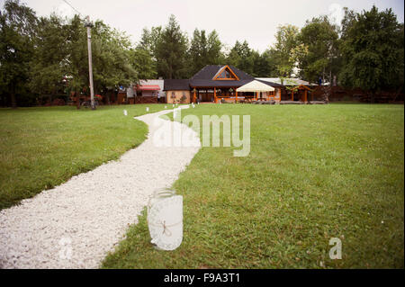 Schöne Outdoor-Hochzeiten im Sommerpark Stockfoto