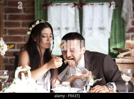 Braut und Bräutigam sind auf der Hochzeit Essen. Stockfoto