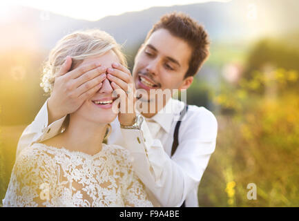 Genießen Sie romantische Momente auf einer Wiese, Sommer-Natur im Freien sitzen junge Hochzeitspaar Stockfoto