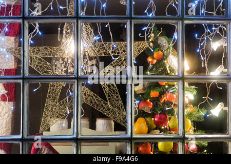 Weihnachtsbaum und Sterne Display in einem Schaufenster. Verstauen Sie auf die würde, die Cotswolds. England Stockfoto