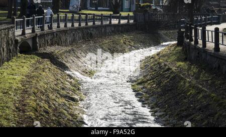 Kryniczanka Bach in der Nähe Dietl Boulevard in Krynica-Zdrój Stockfoto