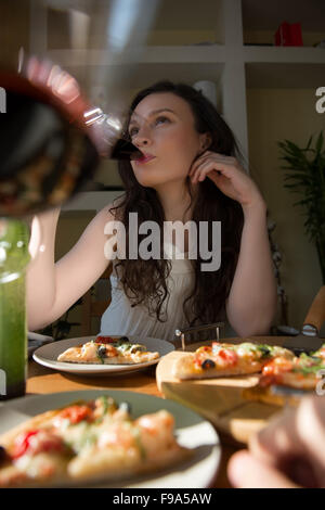 Romantisch zu zweit zu Hause aus. Rotwein, frische hausgemachte Pizza essen trinken. Foto von der ersten person Stockfoto