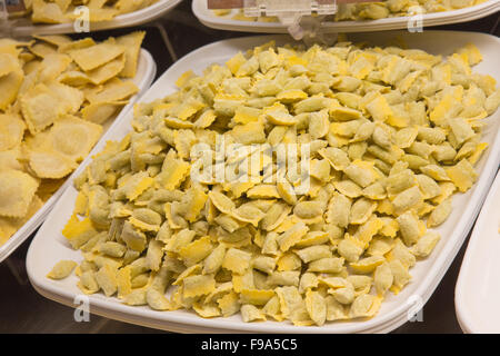 Frische, hausgemachte italienische Pasta Ravioli auf Platte Stockfoto