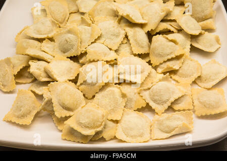 Frische, hausgemachte italienische Pasta Ravioli auf Platte Stockfoto