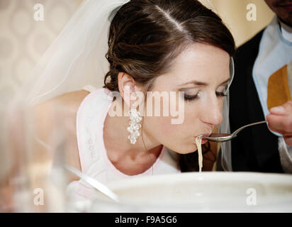 Braut und Bräutigam sind auf der Hochzeit Essen. Stockfoto