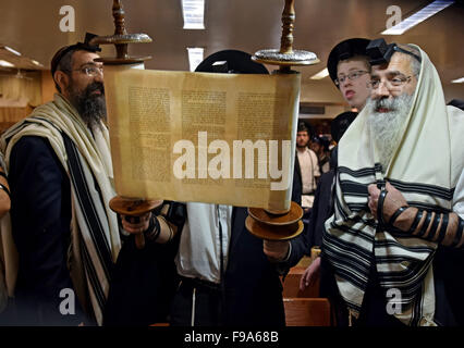 Tora-Rolle wird ausgelöst, nachdem eine Lesung am Wochentag Morgen Dienstleistungen auf eine Synagoge in Brooklyn, New York. Stockfoto