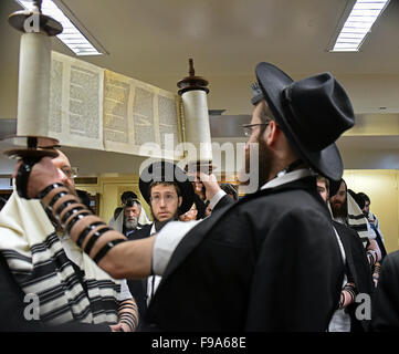 Tora-Rolle wird ausgelöst, nachdem eine Lesung am Wochentag Morgen Dienstleistungen auf eine Synagoge in Brooklyn, New York. Stockfoto