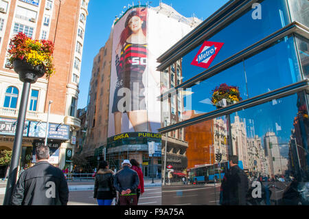 Callao Metro-Eingang und der Gran Via Avenue. Madrid, Spanien. Stockfoto