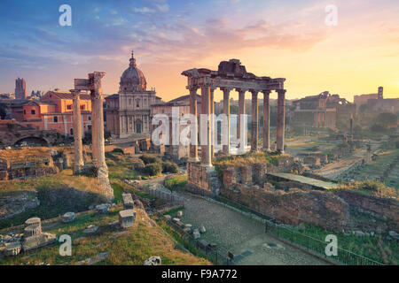 Das Forum Romanum. Bild des Forum Romanum in Rom bei Sonnenaufgang. Stockfoto