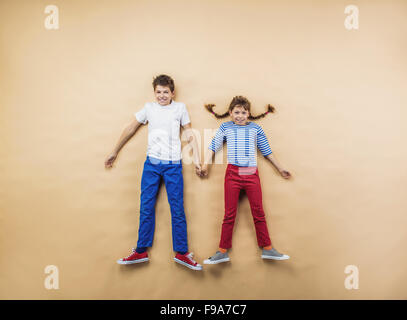 Lustige Kinder spielen zusammen. Auf dem Boden liegend. Stockfoto