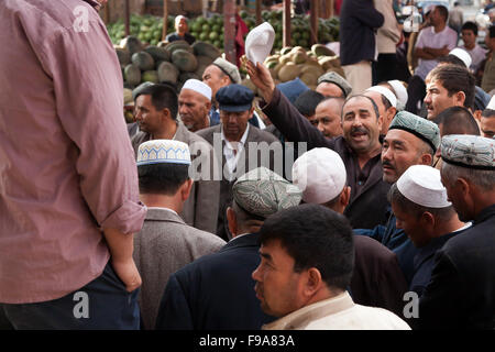 Ausschreibungen auf dem berühmten Tiermarkt in Kashgar. Xinjiang Autonome Region, China. Stockfoto