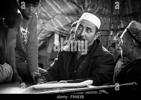 Ausschreibungen auf dem berühmten Tiermarkt in Kashgar. Xinjiang Autonome Region, China. Stockfoto