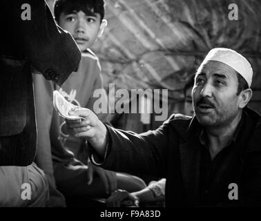 Ausschreibungen auf dem berühmten Tiermarkt in Kashgar. Xinjiang Autonome Region, China. Stockfoto