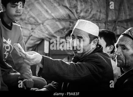 Ausschreibungen auf dem berühmten Tiermarkt in Kashgar. Xinjiang Autonome Region, China. Stockfoto