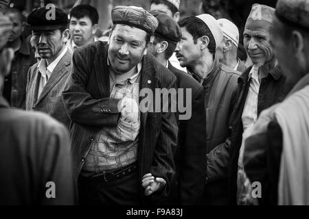 Ausschreibungen auf dem berühmten Tiermarkt in Kashgar. Xinjiang Autonome Region, China. Stockfoto