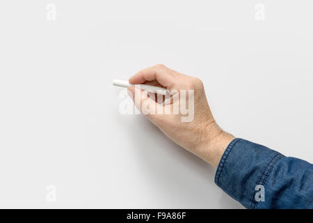 männliche Hand mit weißer Kreide Licht zurück Stockfoto