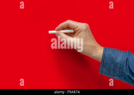 männliche Hand mit weißen Buntstift in rot Rücken Stockfoto