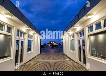 Cromer Pier auf der North Norfolk-Küste an der Nacht in England Stockfoto