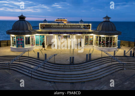 Cromer Pier auf der North Norfolk-Küste an der Nacht in England Stockfoto