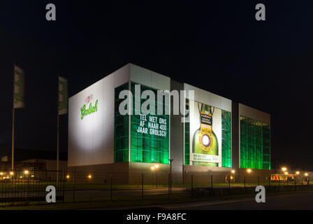 ENSCHEDE, Niederlande - 28. Februar 2015: Grolsch Bierbrauerei in der Nacht. Seit 2009 gehört die Brauerei die 135 Brauereien Stockfoto