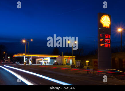 ENSCHEDE, Niederlande - 28. Februar 2015: Shell-Tankstelle in der Nacht. Royal Dutch Shell, ein Niederländisch-britischen multinationaler Konzern, ist die Stockfoto