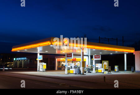 ENSCHEDE, Niederlande - 28. Februar 2015: Shell-Tankstelle in der Nacht. Royal Dutch Shell, ein Niederländisch-britischen multinationaler Konzern, ist die Stockfoto