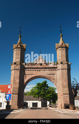 Fettercairn Royal Arch, in das Dorf Fettercairn, Aberdeenshire, Schottland. Stockfoto