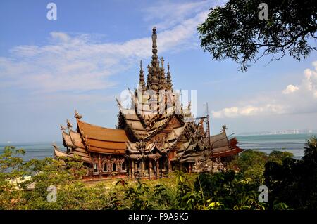 Pattaya, Thailand: The Sanctuary of Truth ist ein großer hölzernen Thai Tempel erbaut 1981 Overooking am Meer Stockfoto