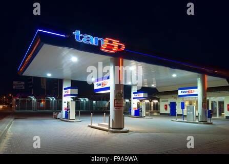 ENSCHEDE, Niederlande - 28. Februar 2015: Tango-Tankstelle in der Nacht. Tango CV, ein niederländisches Unternehmen eingeführt und betreibt unmann Stockfoto