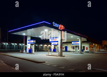 ENSCHEDE, Niederlande - 28. Februar 2015: Tango-Tankstelle in der Nacht. Tango CV, ein niederländisches Unternehmen eingeführt und betreibt unmann Stockfoto