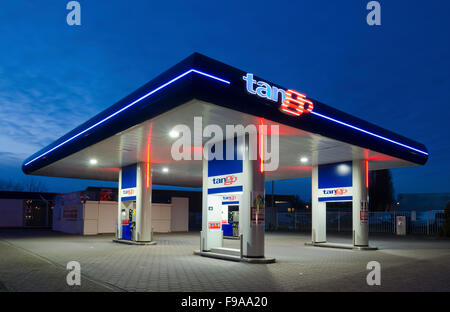 ENSCHEDE, Niederlande - 28. Februar 2015: Tango-Tankstelle in der Nacht. Tango CV, ein niederländisches Unternehmen eingeführt und betreibt unmann Stockfoto