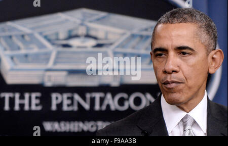 Arlington, Virginia. 14. Dezember 2015. US-Präsident Barack Obama liefert eine Aussage über die Zähler-ISIL-Kampagne in den Pentagon-Briefing-Raum 14. Dezember 2015 in Arlington, Virginia. Präsident Obama traf zuvor mit ein nationaler Sicherheitsrat auf der Theke-ISIL-Kampagne. Bildnachweis: Olivier Douliery/Pool über CNP - NO WIRE SERVICE - Credit: Dpa/Alamy Live-Nachrichten Stockfoto